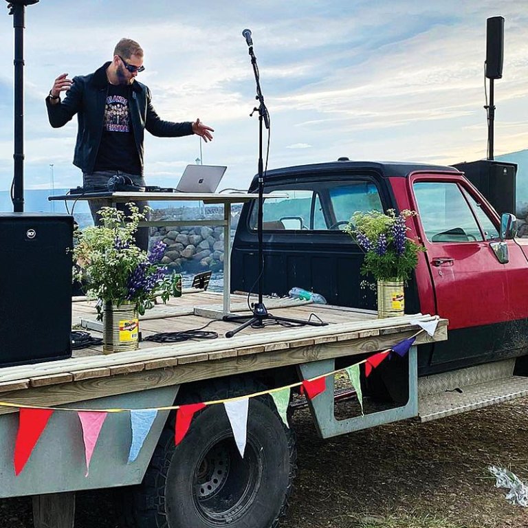 Arnar þeytir skífum á Hofsós heim. MYND AÐSEND