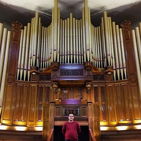 Eyþór við stóra pípuorgelið í Brisbane City Hall í Ástralía. Hann hélt þó ekki tónleika þar en fékk að leika af fingrum fram.  MYND AÐSEND