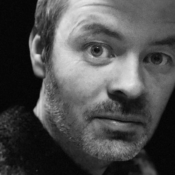 Óskar Örn Óskarsson keypti sér nýlega kaffi snemma morguns á flugvelli í Brussel og lenti þá í þeirri ánægjulegu lífsreynslu að rifja upp textann við lag Bobs Dyllans, One More Cup of Coffee, með „sjarmerandi og skemmtilegri eldri konu“. Hún byrjaði að syngja lagið á meðan hún hellti upp á en mundi svo ekki textann. „Hún vildi svo ekki sleppa mér fyrr en við vorum búin að rifja upp saman hvernig næsta lína í textanum væri. Og syngja hana.“ Svona getur lífið og tilveran átt óvænta og upplífgandi spretti.