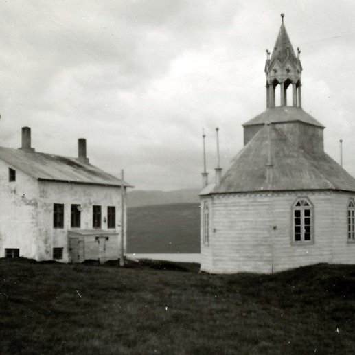 Auðkúla og hin fallega áttstrenda kirkja sem vígð var árið 1894. Hún var svo friðuð 1. janúar 1990. Mynd: Ljósmyndasafn Héraðsskjalasafns Austur Húnavatnssýslu.