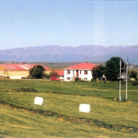 Marbæli 10. júlí 2000. Horft til norðausturs yfir Hegranes til Óslandshlíðafjalla en Ásgeirsbrekkufjall til hægri. Mynd: Byggðasaga Skagafjarðar II. bindi.