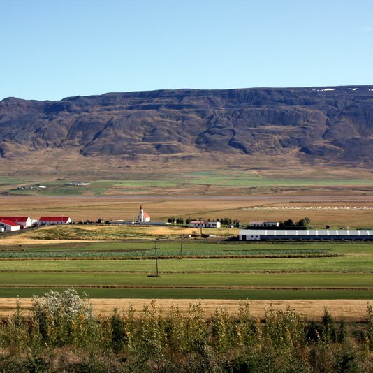 Ríp 12. september 2009. Fjárhús og hlaða lengst til vinstri, vélaskemma og kirkjan. Sunnan hennar, til hægri, eru íbúðarhúsin á Ríp III og Ríp II. Langa húsið nær á mynd er minkaskálinn sem reistur var á Ytra-Móholti 1987, nú fjárhús, aðstöðuhús og verkfærageymsla. Sér yfir á Hofdalabæina í Hofstaðaplássi og út og upp frá þeim til vinstri Hofstaðaurð og Svaðastaðahnjúkur. Handan túnanna, uppi við fjallið hægra megin við miðja mynd, er bærinn Svaðastaðir. Mynd: Byggðasaga Skagafjarðar.