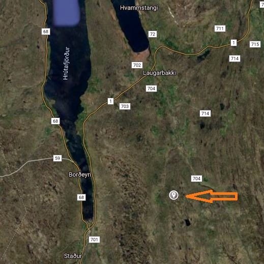 Skeggjastaðir eru á því svæði sem örin bendir á. Landamerki Skeggjastaða eru þannig skráð í landamerkjabók Húnavatnssýslu: Að norðan, milli Skeggjastaða og Litlu-Þverár, ræður svonefndur Hakalækur frá Vesturá og til Hakatjarnar; þaðan sjónhending beint í foss í Þverá; að austan ræður Þverá merkjum fram í Sandhól, sem er á vestari bakka árinnar austur undan syðri enda Lönguborgar; hóll þessi er suður- og austurhornmerki Skeggjastaðalands. Þaðan ræður sjónhending vestur í Hornavörðu á Landsendaborg; þá ræður mörkum milli Skeggjastaða og Dalgeirsstaða bein lína úr Hornavörðu í vörðu á suðurenda Treyjuborgar; þaðan beina línu í miðjan norðasta Hesthól; þaðan beina línu í vörðu á Slægjuhól; þaðan í tvo steina, sem kallaðir eru Bræður, niður við Vesturá; steinar þessir eru merktir L.M., sem þýðir landamerki. Að vestan ræður merkjum Vesturá, þar til Hakalækur fellur í hana.