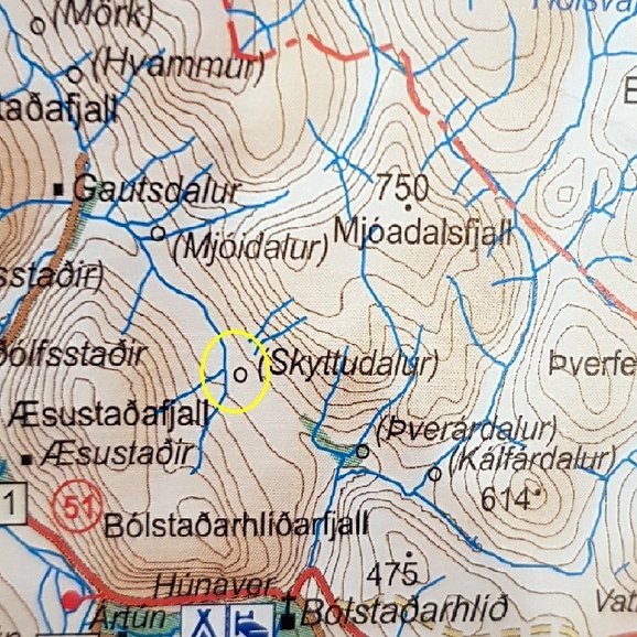 Guli hringurinn umlykur svæðið er bærinn Skyttudalur stóð áður. Laxárdalur er í Austur-Húnavatnssýslu, oft kallaður Laxárdalur fremri til aðgreiningar frá Laxárdal í Skagafjarðarsýslu sem af sömu sökum er kallaður Laxárdalur ytri. Mynd tekin af korti Landmælinga Íslands.