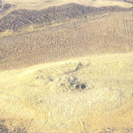 Loftmynd af bæjarstæðinu og túninu á Þröm 28. október 2000. Dragið vestan við bæinn, ofar á mynd, er Þramarmýrin. Mynd úr Byggðasögu Skagafjarðar II. bindi.