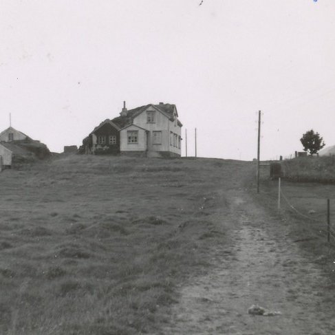 Undirfell er eyðibýli, kirkjustaður og áður prestssetur í Vatnsdal í Austur-Húnavatnssýslu og stendur undir samnefndu felli. Á heimasíðu Héraðsskjalasafns Austur Húnavatnssýslu segir að Ingimundur gamli á Hofi í Vatnsdal hafi haft nautabú sitt þar sem Undornfell er nú. Þar kemur einnig fram að þegar jörðin Undirfell var auglýst til sölu í blöðum 1984 var tekið fram í auglýsingunni að öllum tilboðum frá sjálfstæðismönnum yrði hafnað, svo og framsóknarmönnum sem kosið hefðu þann flokk eftir 1978. Mynd: Héraðsskjalasafn Austur Húnavatnssýslu/Björn Bergmann.
