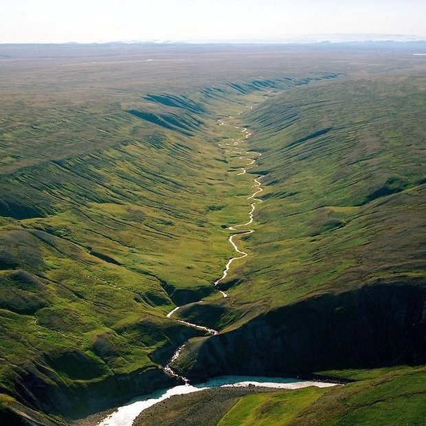 Rugludalur er við vesturjaðar Eyvindarstaðaheiðar. Dalurinn er grunnur og grösugur og í mynni hans var áður bærinn Rugludalur sem er nú í eyði og tilheyrir afréttinni. Þar var áður nægur skógur til kolagerðar, en var mjög eyddur 1708. Eftir Rugludal rennur Rugludalskvísl og vestan dalsins er Rugludalsbunga, 562 m y.s. Vestan hennar er Blöndugilið. Rugludalur er á náttúruminjaskrá, ásamt Blöndugili og Vallgili (svæði 412). Mynd tekin af heimasíðu Húnavatnshrepps.