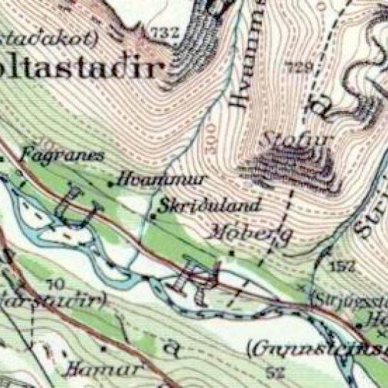 Strjúgsstaðir í Langadal í A-Hún. „Upp undan bænum er Strjúgsskarðið. Eftir því rennur lækur, sem kallaður er Strjúgsá.“ (Örnefnaskrár Strjúgsstaða, Bólstaðarhlíðarhr., A-Hún.). Í vefriti Árnastofnunar segir að örnefnin Strjúgshólma, Strjúgshjalla, Strjúgsgil, Strjúgsfoss, Strjúgshaug, Strjúgstjörn og Strjúgsnibbu sé þar einnig að finna og bent á að í öllum tilfellunum tengjast örnefni með strjúg- ám eða lækjum með einum eða öðrum hætti: „Strjúgsár eru þrjár talsins, Strjúgshylur einn og um Strjúgsgil rennur Strjúgsgilslækur. Hugsanlegt er að í strjúgi sé varðveitt orð sem merkt hefur upphaflega eitthvað í líkingu við 'streyma' eða 'renna' og upphaflega sé Strjúgur árheiti.“