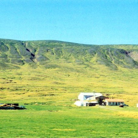 Dúkur 21. ágúst 2000. Gömlu fjárhúsin á túninu til vinstri. Dúksgilið er lengst til vinstri í brúninni. Eftir því fellur Dúkslækur sem kemur úr Dúksflóa vestan við brúnina.Hann fellur niður í nokkrum fossum og heitir sá stærsti Hrafnafoss og er næstefstur þeirra. Ytra gilið er Bæjargilið á Geirmundarstöðumen litla gilið á milli þeirra heitir Engjagil. Mynd og texti úr Byggðasögu Skagafjarðar II. bindi.