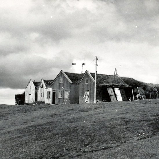 Þessi mynd af Kagaðarhóli er tekin af Birni Bergmann á bilinu 1940-1950 og að öllum líkindum er konan í dyrunum Guðrún Steinunn Jóhannsdóttir (1903-1973) húsfreyja. Mynd: Ljósmyndasafn Héraðsskjalasafns Austur Húnavatnssýslu.