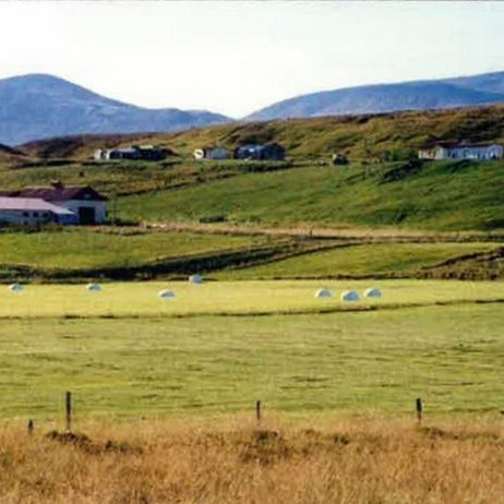 Krithóll I 24. september 2001. Borgaráin (áður Álgeirsvallaá) kemur niður í gili sunnan við bæinn til vinstri. Í baksýn eru Vatnsfjall á Efribyggð til hægri en Moshlíðarhnjúkur til vinstri. Mynd úr Byggðasögu Skagafjaraðar, III bindi bls. 52.