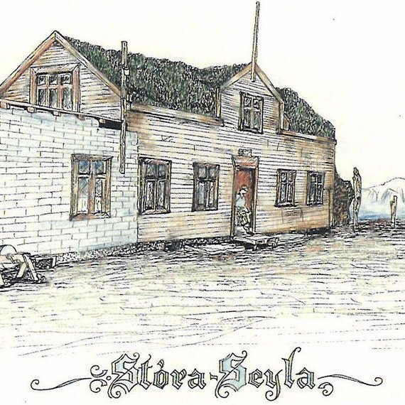 Teikning Guðna Björnssonar af gamla bænum á Seylu, byggður um 1925 af Guðjóni í Vatnskoti. Austurhlið bæjarins ásamt viðbyggingu frá 1935 sunnan við til vinstri á mynd. Hana gerði Eiríkur Eiríksson í Djúpadal. Mynd: Byggðasaga Skagafjarðar 2.. bindi.