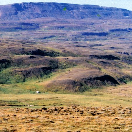 Heimsýn að Ýrarfelli haustið 1998. Í baksýn er Járnhryggur en Mælifellshnjúkur efst í horninu til hægri. Mynd: Byggðasaga Skagafjarðar 3. bindi, bls. 410.