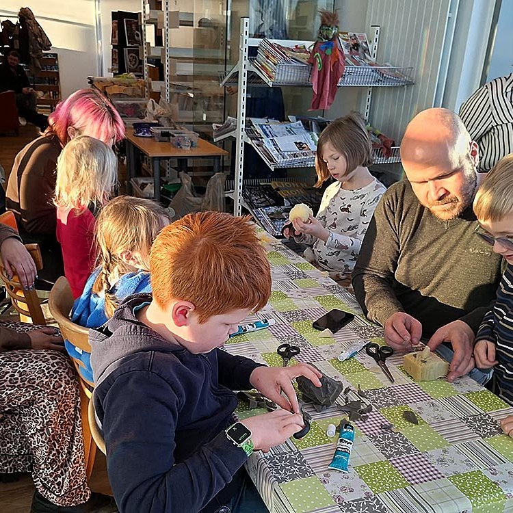 Fjör í tröllagerð undir handleiðslu Gretu Clough. MYNDIR: KSE