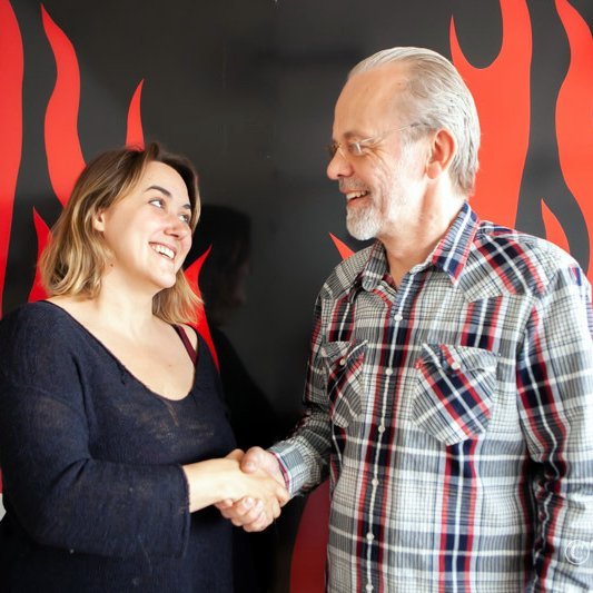 Greta Clough, framkvæmdastjóri Elds í Húnaþingi, og Gunnar Smári Helgason, útvarpsstjóri FM Trölla, þegar gengið var frá samkomulaginu. Mynd:trolli.is