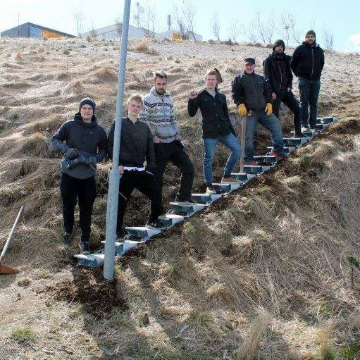 Þeir mega vera ánægðir með tröppurnar nemendur úr málmiðnadeild FNV. Mynd: FNV.