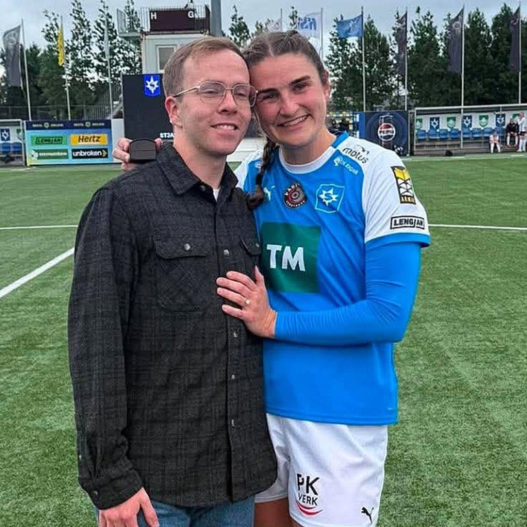 Sveinbjörn Óli og Murielle brosandi. Á myndina neðst í fréttinni má sjá parið ásamt foreldrum beggja. MYNDIR: SNÆBJÖRT PÁLS