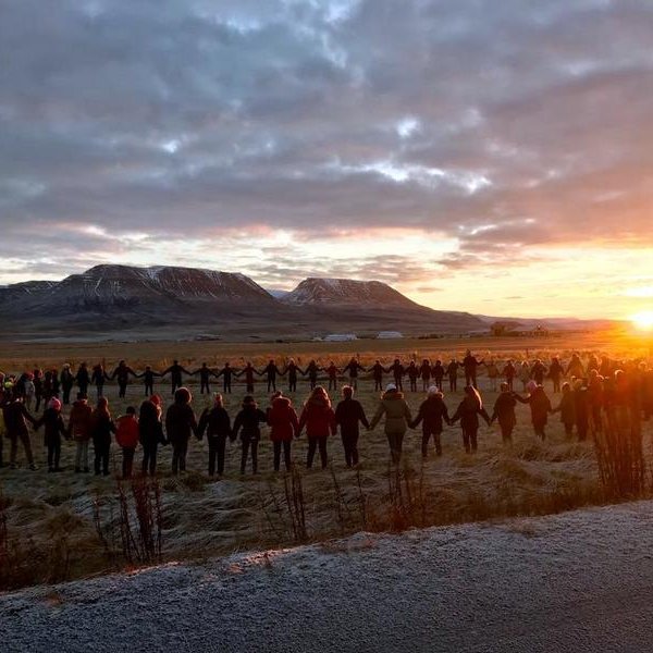 Mynd: Það viðraði vel til útiveru þegar fjöldi 10-12 ára barna kom saman á Löngumýri fyrir skömmu. Mynd: Bryndís Valbjarnardóttir