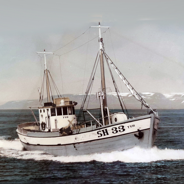 Týr SK33 siglir inn Skagafjörðinn. Á myndinni að neðan má sjá Víking nýsjveraðan við bryggju á Skagaströnd. AÐSENDAR MYNDIE