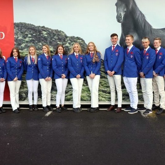 Landsliðshópur U-21 var kynntur í verslun Líflands á Lynghálsi í vikunni. Þórgunnur og Björg eru 4. og 5. frá vinstri af landsliðshópnum. Mynd: Lhhestar/ Aron Valur Hinriksson.