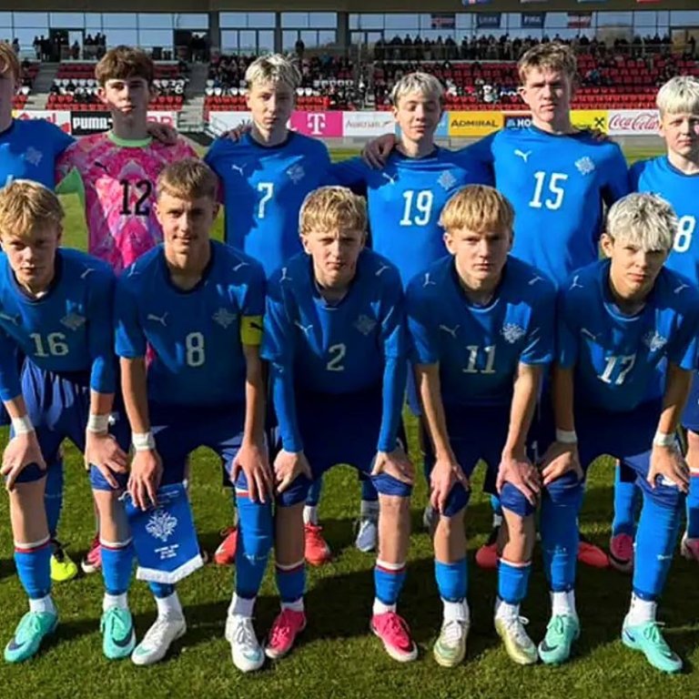 U15 landslið Íslands gegn Austurríki. Guðni Bent er lengst til hægri í efri röð. MYND AF KSÍ.IS