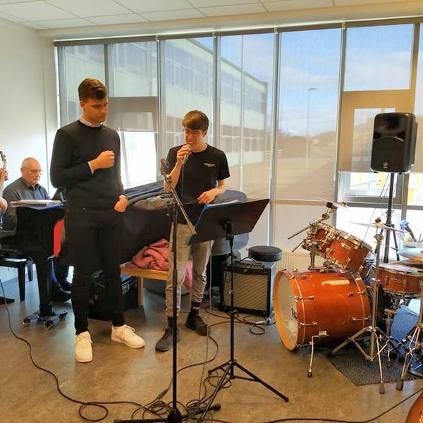 Frá æfingu Úkraínuhópsins. Steinn Leó mundar bassann, Rögnvaldur Valbergs eins og klettur á slaghörpu, Sigurður Björnsson á trommur og tvíburabræðurnir Róbert Smári og Ingi Sigþór Gunnarssynir þenja raddböndin. Mynd: Anna Szafraniec.