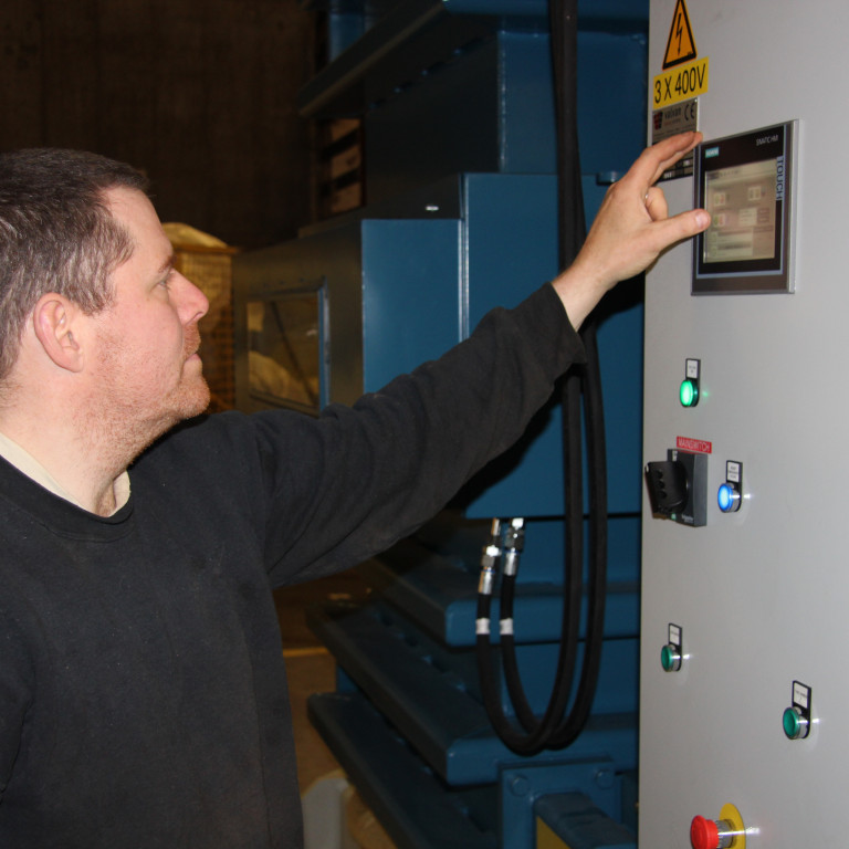 Guðmann Jónasson gangsetur nýja pökkunarvél í Ullarþvottastöð Ístex á Blönduósi. Mynd: KSE