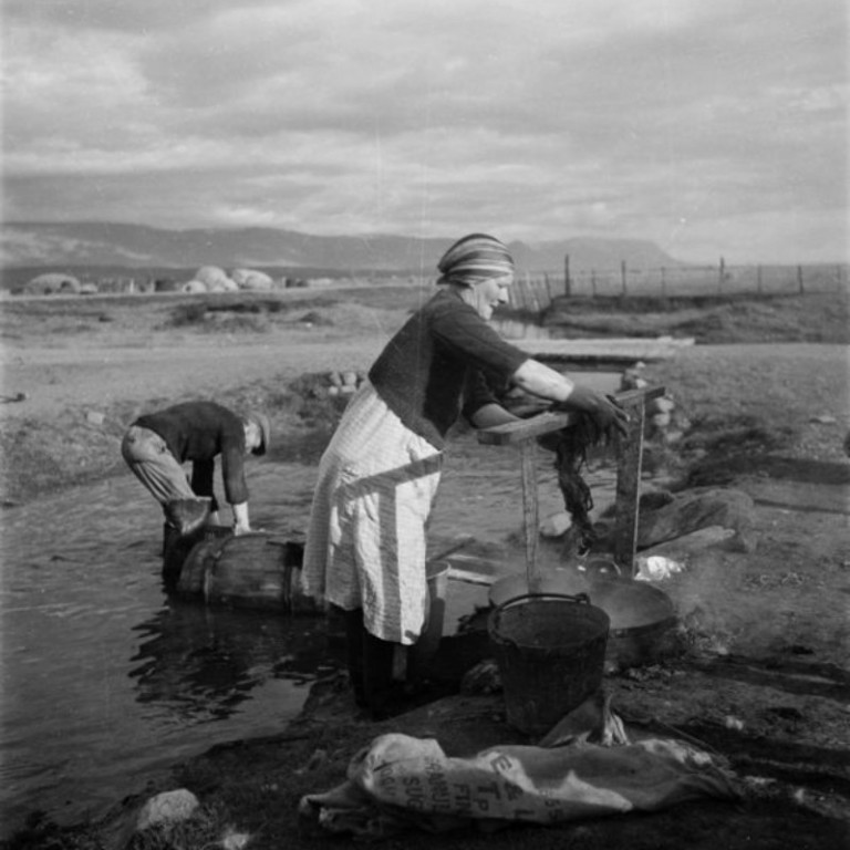 Ljósmynd frá Þjóðminjasafni Íslands af Stefaníu Emilíu Guðrúnu Lárusdóttur (1896-1993) frá Skarði í Gönguskörðum og Brynjólfi Danivalssyni (1897-1972) frá Litla-Vatnsskarði. Þau voru einnig þekkt sem Emma og Binni í Árbænum, sem nú er Suðurgata 24 á Sauðárkróki.