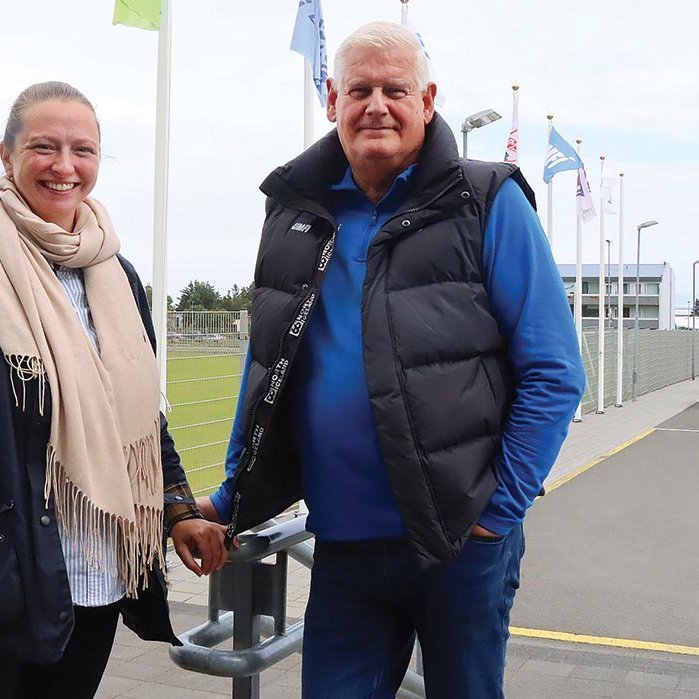 Pálína Ósk og Ómar Bragi við íþróttasvæðið á Sauðárkróki. MYND: ÓAB