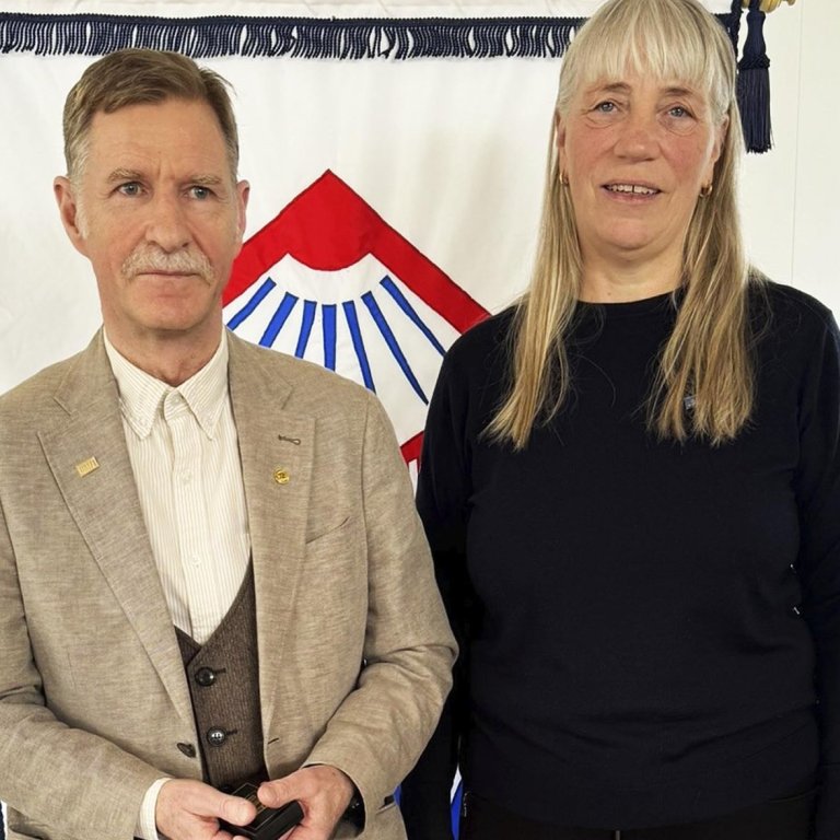 Karl Lúðvíks kominn með Gullmerki UMFÍ í barminn en það var Málfríður Sigurhansdóttir sem afhenti honum merkið. MYND AF VEF UMFÍ