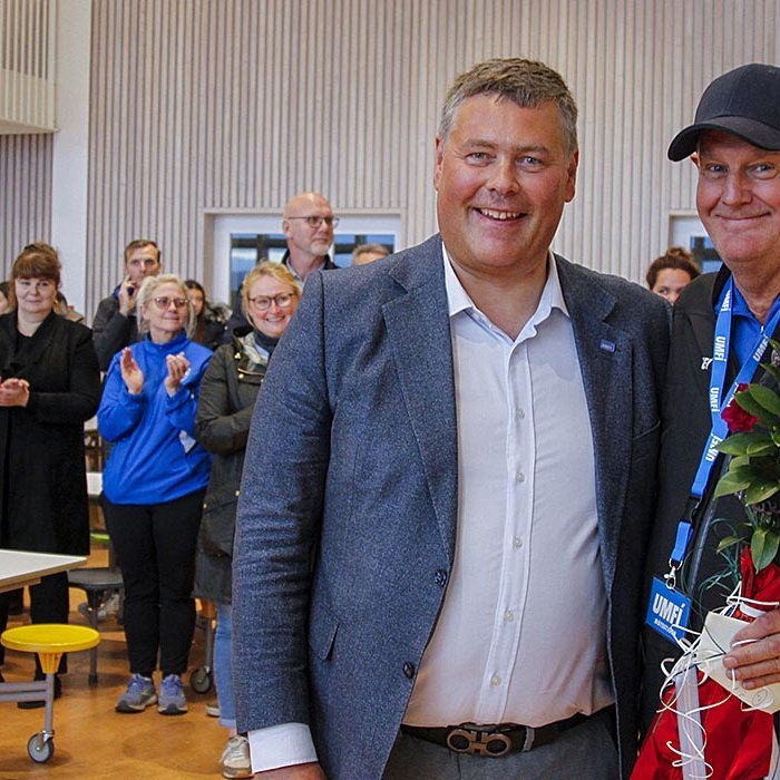 Jóhann Steinar afhendir Ómari Braga þakklætisvott fyrir frábært starf í 20 ár. MYND AF UMFÍ.IS
