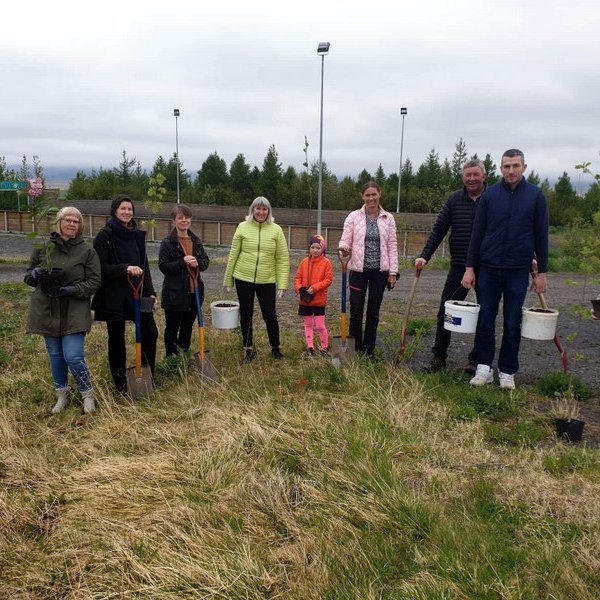 Í lok átaksins voru plöntur gróðursettar á ýmsum stöðum í héraðinu í tilefni þess að Umhverfisdagar voru haldnir í 30. skiptið. Hér er öflugur hópur sem gróðursetti í Varmahlíð. Mynd af FB síðu Svf. Skagafirði.