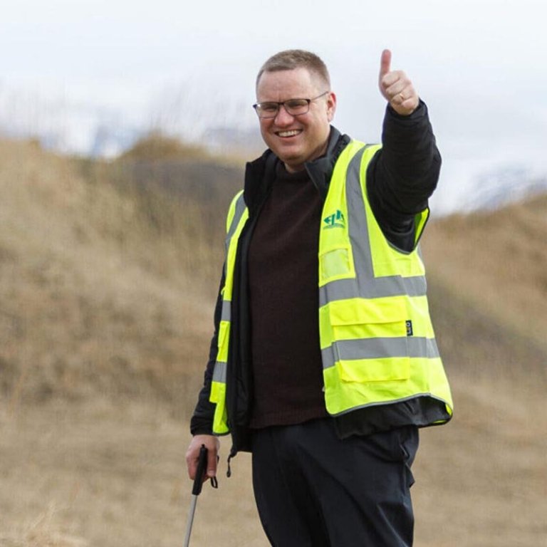 Friðbjörn framkvæmdastjóri FISK Seafood með plokkstöngina. MYND: DAVÍÐ MÁR