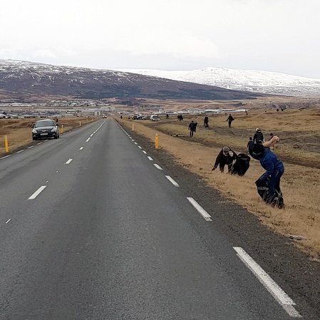Þátttakendur umhverfisdags FISK Seafood voru á öllum aldri og kepptust við að tína rusl sem hvarvetna vill leynast í umhverfinu. Mynd: PF.
