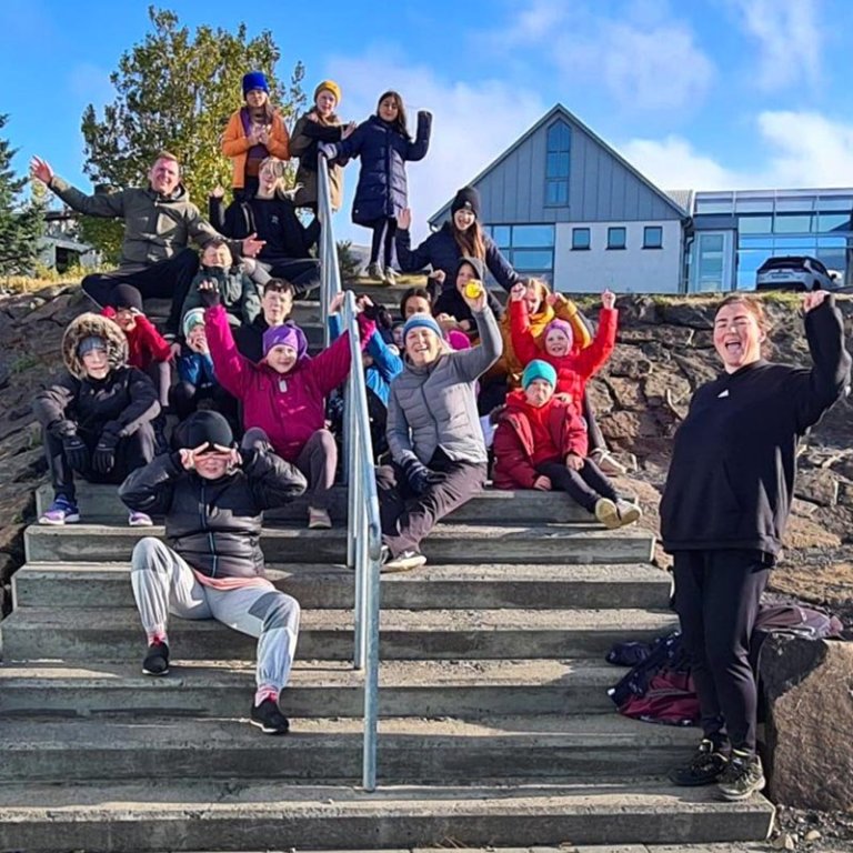 Hressir Húnvertningar láta hendur standa fram úr ermum við kirkjuna á Hvammstanga. MYND AF SÍÐU SKÓLANS