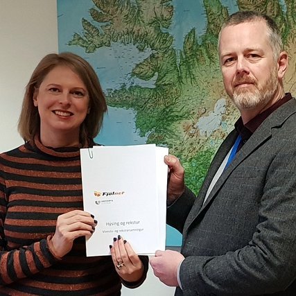 Á mynd frá vinstri Kristín Linda Árnadóttir forstjóri UST og Sigurður Pálsson framkvæmdarstjóri Fjölnets