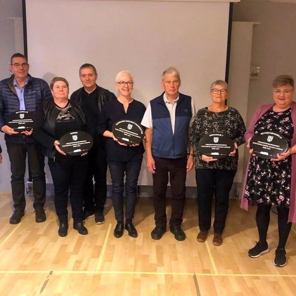 Verðlaunahafar umhverfisviðurkenninga Svf. Skagafjarðar 2021. Amelía Árnadóttir, Hafsteinn Harðarson, Monika Björk Hjálmarsdóttir, Högni Elfar Gylfason, Þuríður Helga Jónasdóttir, Pálmi S. Sighvats, Birgitta Pálsdóttir og Sigurlaug Guðmundsdóttir. Aðsend mynd.