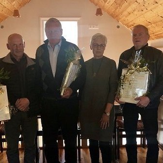 Handhafar umhverfisviðurkenninga ásamt umhverfisstjóra. Frá vinstri: Hulda Einarsdóttir, Ólafur Stefánsson, Guðmundur Gíslason, Guðný Þorsteinsdóttir, Sveinn Karlsson og Ína Björk Ársælsdóttir umhverfisstjóri. Mynd: hunathing.is