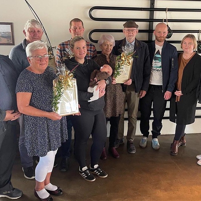 Viðurkenningarhafar ásamt nefndarmönnum í Umhverfisnefnd. Umhverfisnefnd skipa Fríða Marý Halldórsdóttir, Birgir Þór Þorbjörnsson og Borghildur H. Haraldsdóttir. Með nefndinni starfaði Júlíus Guðni Antonsson.