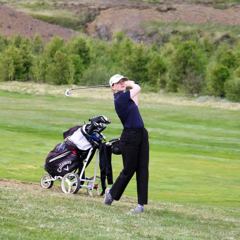 Una Karen sveiflar golfkylfunni. Mynd aðsend.