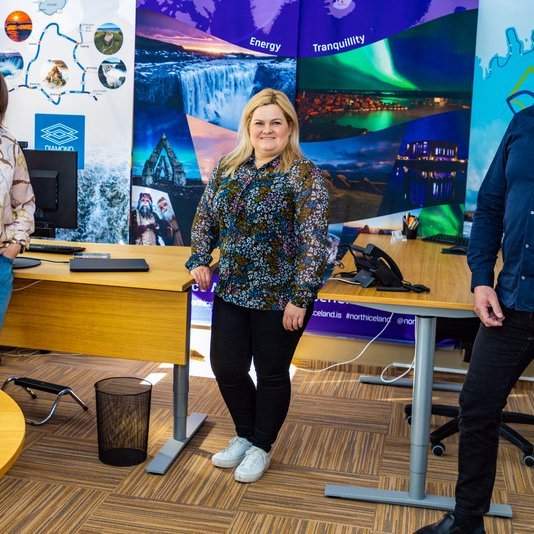 Unnur Valborg Hilmarsdóttir, SSNV, Arnheiður Jóhannsdóttir, Markaðsstofu Norðurlands og Eyþór Björnsson, SSNE við undirritun samningsins. Aðsend mynd.