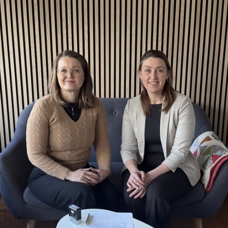 Unnur Valborg Hilmarsdóttir sveitarstjóri og Sveinbjörg Rut Pétursdóttir framkvæmdastjóri SSNV við undirritun samningsins.