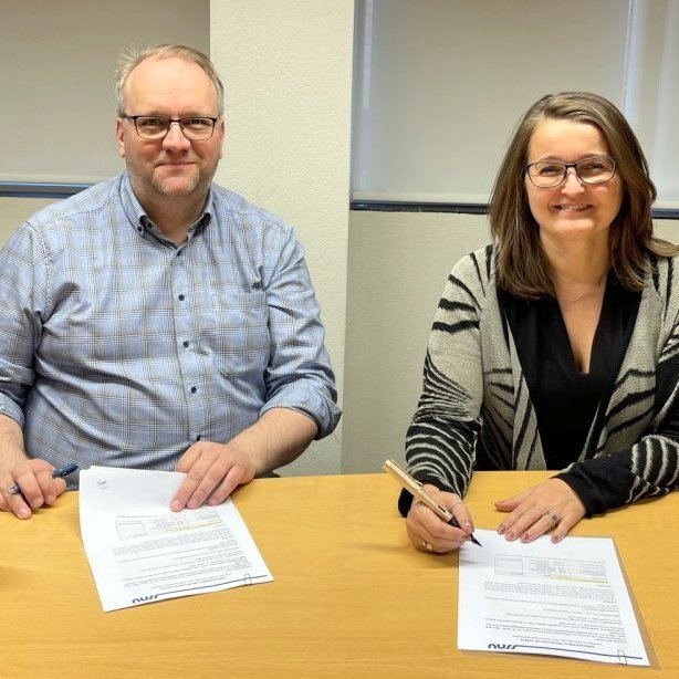 Unnur Valborg Hilmarsdóttir, framkvæmdastjóri SSNV, og Einar Kristján Jónsson, sveitarstjóri Húnavatnshrepps, undirrita samninginn. Mynd af ssnv.is.