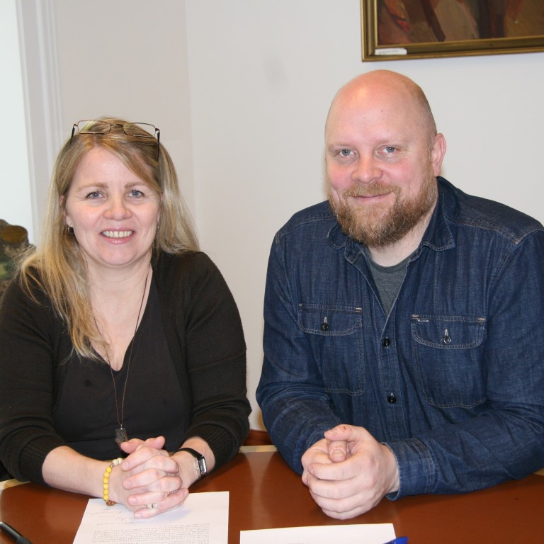 Laufey Haraldsdóttir deildarstjóri ferðamáladeildar Háskólans á Hólum og Áskell Heiðar Ásgeirsson framkvæmdastjóri Landsmót 2016. Mynd: Háskólinn á Hólum.