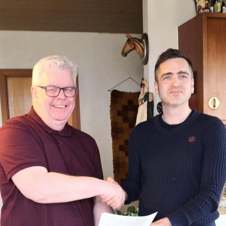 Steinn Leó Sveinsson, sviðsstjóri veitu og framkvæmdasviðs og Guðmundur Ármann Böðvarsson, framkvæmdastjóri Ræktunarsambands Flóa og Skeiða ehf, við undirritun samningsins. Mynd: skagafjordur.is