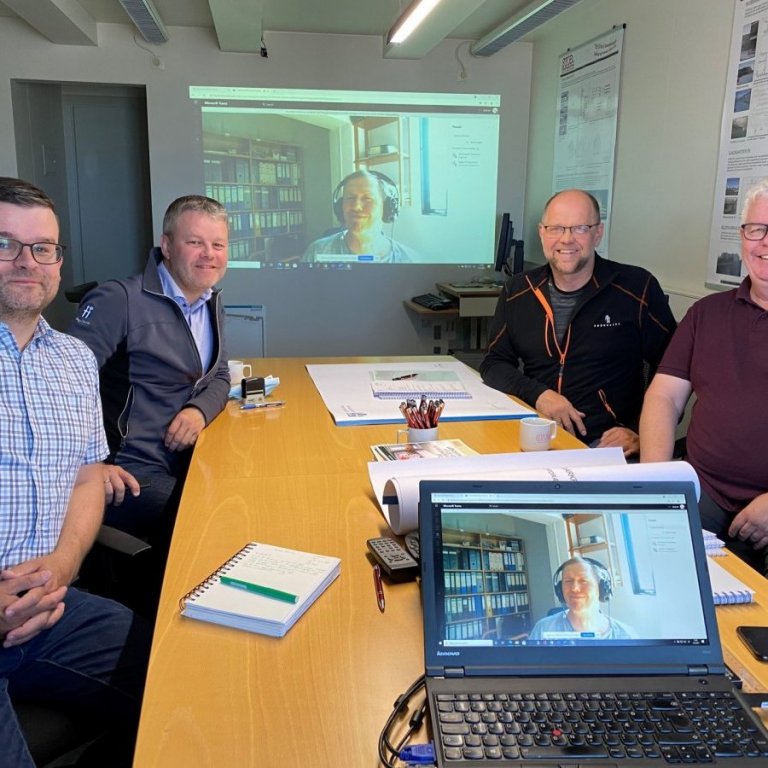 Frá undirritun samnings. F.v Atli Gunnar Arnórsson frá Stoð, Sigfús Ingi Sigfússon sveitarstjóri, Ásmundur Pálmason frá Steypustöð Skagafjarðar, Steinn Leó Sveinsson sviðsstjóri, Veitu og framkvæmdasviðs og Ingvar Páll Ingvarsson tæknifræðingur. Mynd: Svf. Skagafjörður.