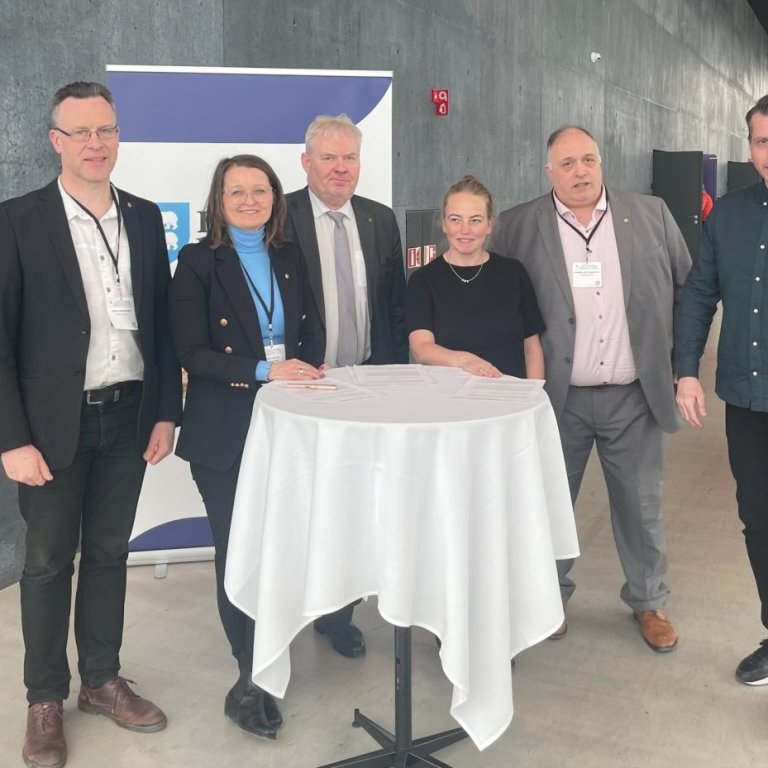 Frá undirritun samkomulagsins í Hörpu 14. mars 2024. Frá vinstri, Magnús Magnússon formaður byggðarráðs, Unnur Valborg sveitarstjóri, Sigurður Ingi Jóhannsson innviðaráðherra, Anna Guðmunda aðstoðarforstjóri HMS, Þorleifur Karl Eggertsson oddviti sveitarstjórnar og Elmar Erlendsson framkvæmdastjóri hjá HMS. Mynd tekin af hunathing.is