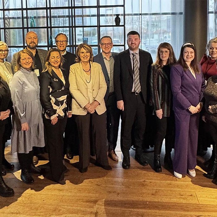 Mennta- og barnamálaráðherra, ásamt stjórnendum landshlutasamtaka sveitarfélaga: Dagmar Ýr Stefánsdóttir, Berglind Harpa Svavarsdóttir, Sigríður Ó. Kristjánsdóttir, Jóhanna Ösp Einarsdóttir, Páll Snævar Brynjarsson, Guðveig Eyglóardóttir, Páll Björgvin Guðmundsson, Regína Ásvaldsdóttir, Katrín M. Guðjónsdóttir, Bjarni Guðmundsson, Anton Kári Halldórsson, Albertína Friðbjörg Elíasdóttir, Lára Halldóra Eiríksdóttir, Berglind Kristinsdóttir og Halldóra Fríða Þorvaldsdóttir