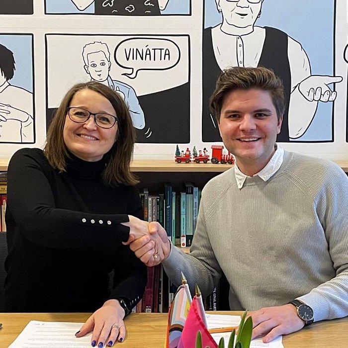 Unnur Valborg Hilmarsdóttir sveitarstjóri og Daníel E. Arnarsson framkvæmdastjóri Samtakanna ´78 handsala samninginn. MYND: HUNATHING.IS