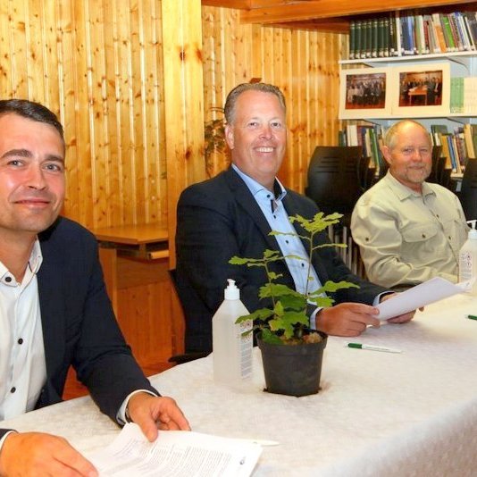 Guðmundur Sigbergsson, framkvæmdastjóri Loftslagsskrár Íslands, Eggert Þór Kristófersson, forstjóri Festi, og Þröstur Eysteinsson skógræktarstjóri við undirritun samninga á Mógilsá í liðinni viku. Ljósmynd: Pétur Halldórsson